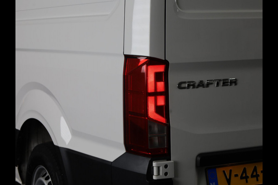 Volkswagen Crafter 35 2.0 TDI L3H3 Highline EURO VI 140 pk Automaat | Verlengde garantie | Navigatie | Trekhaak | Parkeersensoren | Achteruitrijcamera | Cruise control |