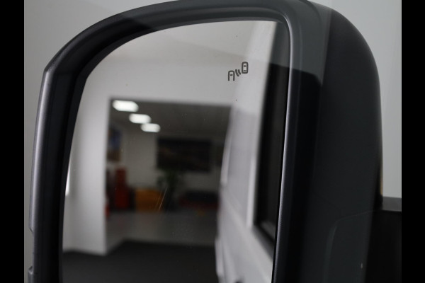 Volkswagen Crafter 35 2.0 TDI L3H3 Highline EURO VI 140 pk Automaat | Verlengde garantie | Navigatie | Trekhaak | Parkeersensoren | Achteruitrijcamera | Cruise control |
