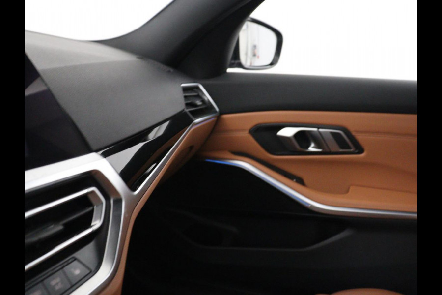 BMW 3 Serie Touring 330e Business Edition Plus | SOH 88,3% | Leder | Stoelverwarming | | Carplay | Navigatie | Park assist | Sfeerverlichting | Elektrische achterklep