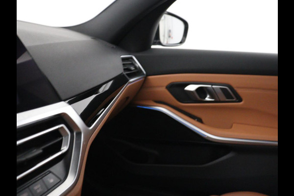 BMW 3 Serie Touring 330e Business Edition Plus | SOH 88,3% | Leder | Stoelverwarming | | Carplay | Navigatie | Park assist | Sfeerverlichting | Elektrische achterklep