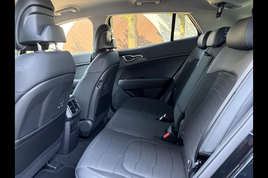 Kia Sportage 1.6 T-GDi Hybrid DynamicLine PHEV NIEUWE AUTO! | 10jr FABR. GARANTIE KIA | ELECTR. ACHTERKLEP | DODEHOEK CENSOR | ELECTR. STOELEN | STOEL en STUURWIELVERWARMING