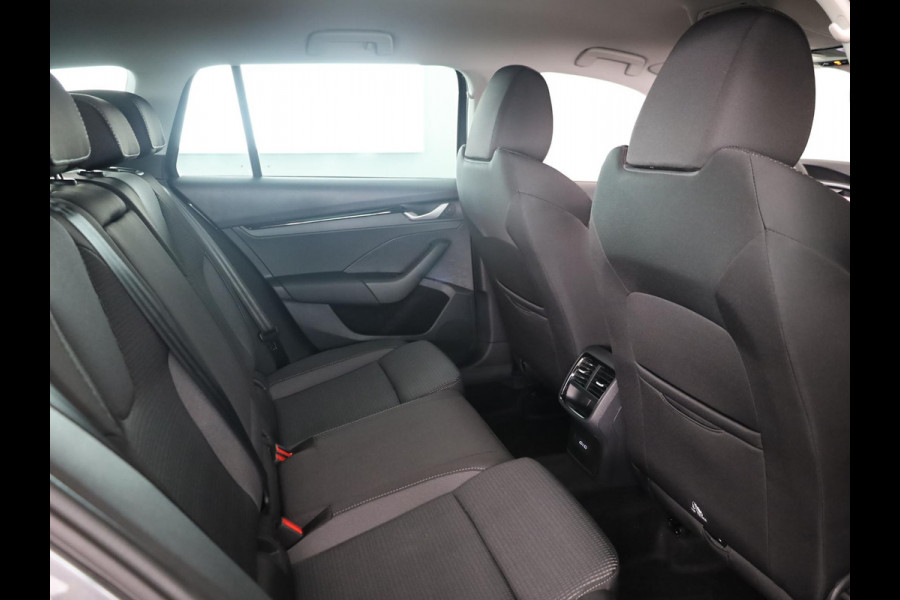 Škoda Octavia Combi 1.5 TSI MHEV Business Edition Plus 150 pk 7 versn. DSG | Chrome Pakket | Trekhaak | Winter Pakket | Lichtmetalen velgen 18" Lerna Antraciet