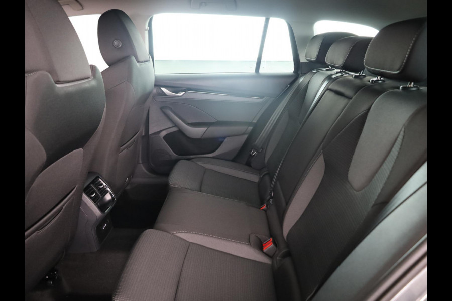 Škoda Octavia Combi 1.5 TSI MHEV Business Edition Plus 150 pk 7 versn. DSG | Chrome Pakket | Trekhaak | Winter Pakket | Lichtmetalen velgen 18" Lerna Antraciet