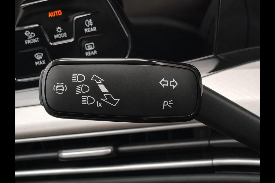 Volkswagen Golf Variant 1.5 eTSI Life Business Automaat Trekhaak Airco ECC Navi Carplay Adaptive Cruise Control Full LED Stoel/stuurwielverwarming PDC VA Camera DAB Virtual Cockpit Privacy Glass