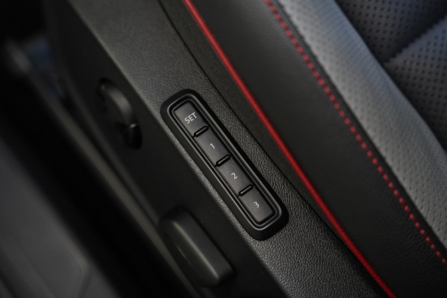 Volkswagen Golf 2.0 TSI GTI Akrapovič Panoramadak Harman&Kardon Sterrenhemel 19''LM