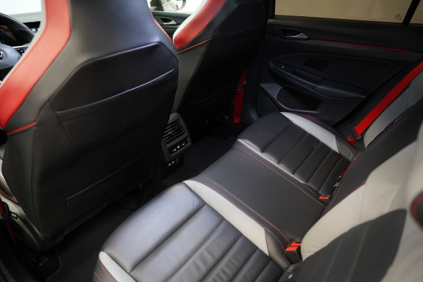 Volkswagen Golf 2.0 TSI GTI Akrapovič Panoramadak Harman&Kardon Sterrenhemel 19''LM