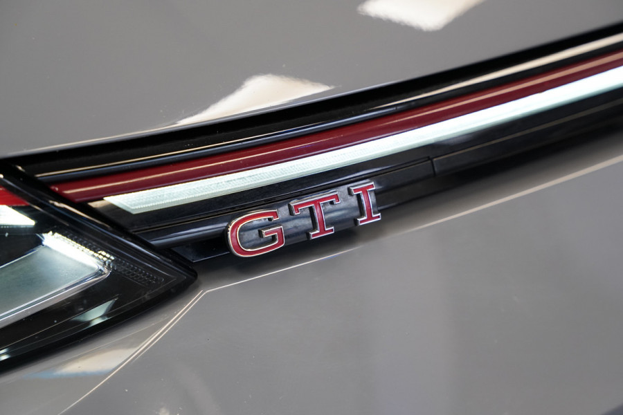 Volkswagen Golf 2.0 TSI GTI Akrapovič Panoramadak Harman&Kardon Sterrenhemel 19''LM