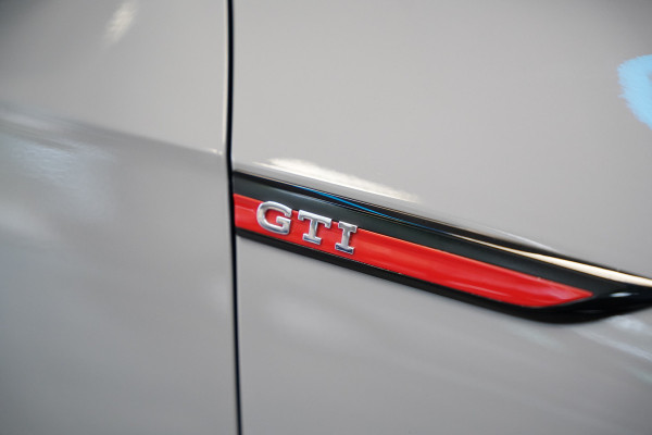 Volkswagen Golf 2.0 TSI GTI Akrapovič Panoramadak Harman&Kardon Sterrenhemel 19''LM