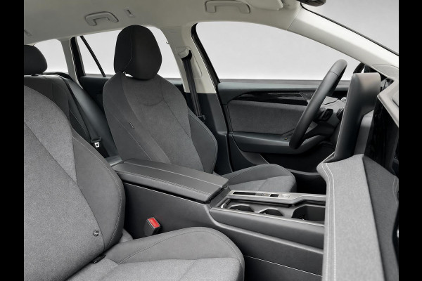 Volkswagen Passat Variant 1.5 eTSI Business Navigatie Apple Carplay Android Auto Camera Parkeerhulp Adaptive Cruise Control Stoel- en stuurverwarming  Virtual Cockpit Climate Control Lichtmetalen velgen