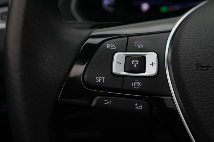 Volkswagen Tiguan 1.5 TSI ACT Highline Panoramadak, Virtual Cockpit, Apple Carplay, ACC, Camera, PDC