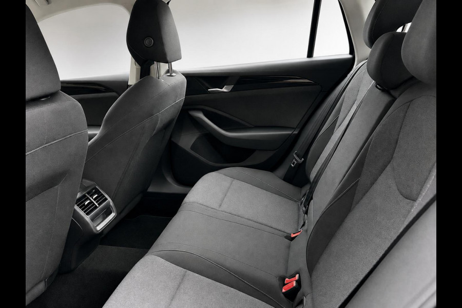 Volkswagen Passat Variant 1.5 eTSI Business Navigatie Apple Carplay Android Auto Camera Parkeerhulp Adaptive Cruise Control Stoel- en stuurverwarming  Virtual Cockpit Climate Control Lichtmetalen velgen