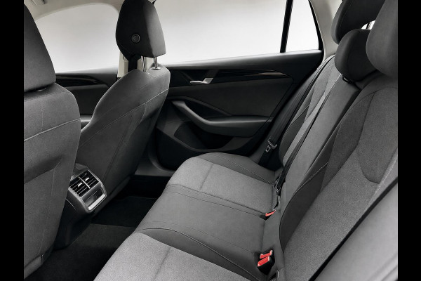 Volkswagen Passat Variant 1.5 eTSI Business Navigatie Apple Carplay Android Auto Camera Parkeerhulp Adaptive Cruise Control Stoel- en stuurverwarming  Virtual Cockpit Climate Control Lichtmetalen velgen