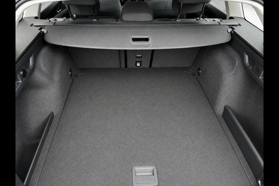Volkswagen Passat Variant 1.5 eTSI Business Navigatie Apple Carplay Android Auto Camera Parkeerhulp Adaptive Cruise Control Stoel- en stuurverwarming  Virtual Cockpit Climate Control Lichtmetalen velgen
