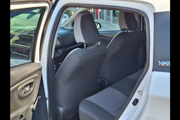 Toyota Yaris 1.5 Hybrid Y20 | Navigatie, Stoelverwarming, Lichtmetalen velgen, Privacy glass, Cruise control, Climate control