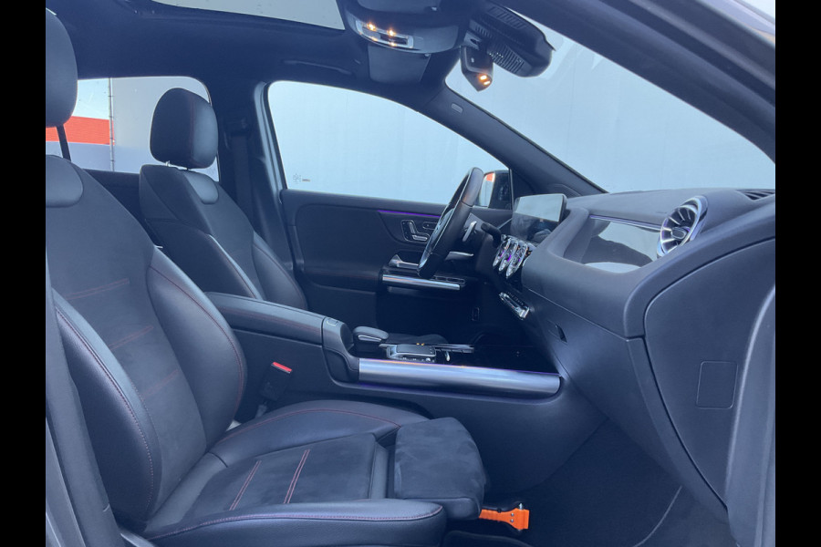 Mercedes-Benz GLA 180 Aut7 Solution AMG Pano.dak Stoel elctr+verw. Trekhaak Carplay Camera Business