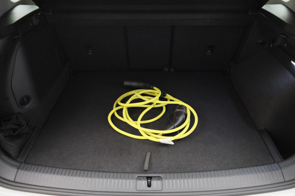 Volkswagen Tiguan 1.4 TSI DSG Plug-in Hybrid Life Navigatie, Camera, Apple CarPlay, ACC, Stoelverwarming, 17”, SOH 90.7%