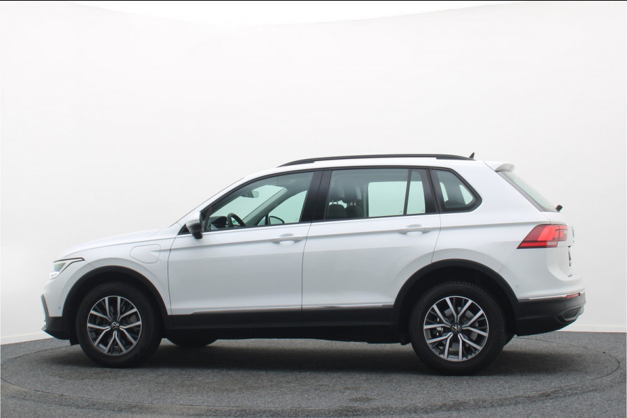 Volkswagen Tiguan 1.4 TSI DSG Plug-in Hybrid Life Navigatie, Camera, Apple CarPlay, ACC, Stoelverwarming, 17”, SOH 90.7%