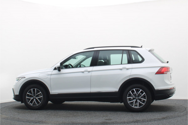 Volkswagen Tiguan 1.4 TSI DSG Plug-in Hybrid Life Navigatie, Camera, Apple CarPlay, ACC, Stoelverwarming, 17”, SOH 90.7%