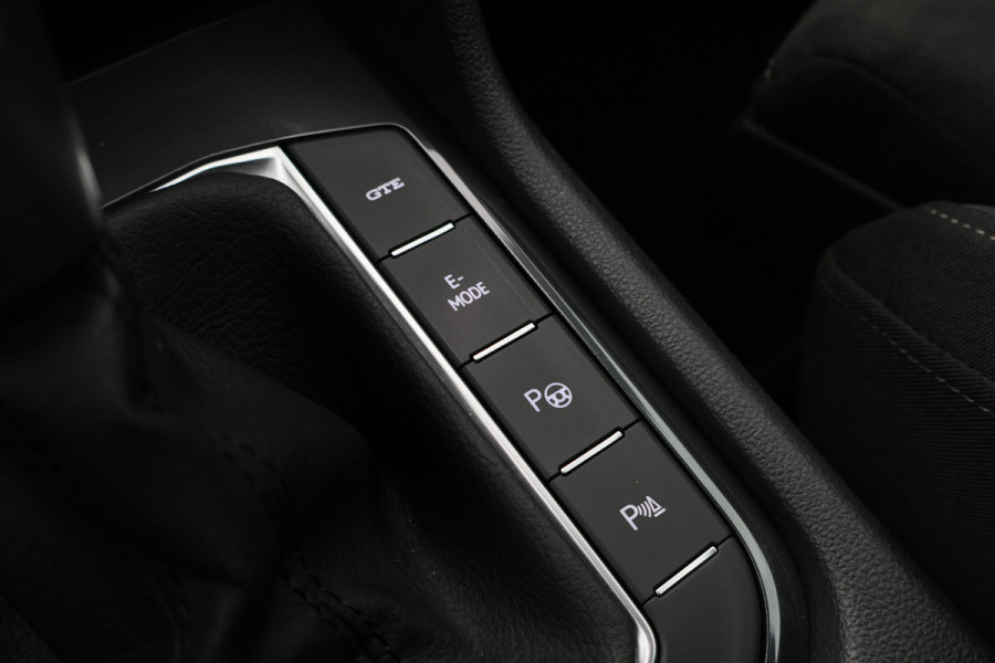 Volkswagen Tiguan 1.4 TSI DSG Plug-in Hybrid Life Navigatie, Camera, Apple CarPlay, ACC, Stoelverwarming, 17”, SOH 90.7%