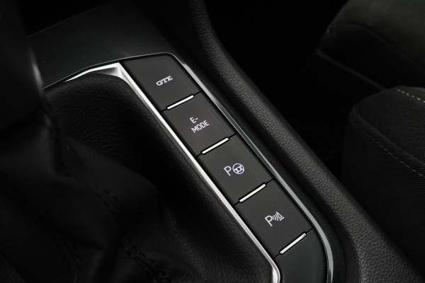 Volkswagen Tiguan 1.4 TSI DSG Plug-in Hybrid Life Navigatie, Camera, Apple CarPlay, ACC, Stoelverwarming, 17”, SOH 90.7%