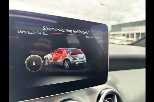 Mercedes-Benz GLA 180 Premium | AMG Pakket | Night Pakket | Pano | Achterruitrij Camera | Stoelverwarming