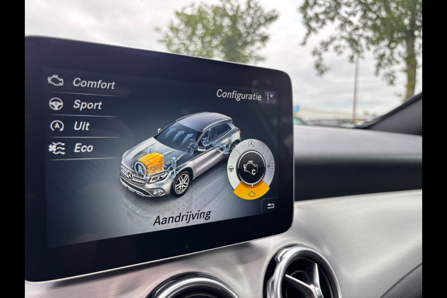 Mercedes-Benz GLA 180 Premium | AMG Pakket | Night Pakket | Pano | Achterruitrij Camera | Stoelverwarming