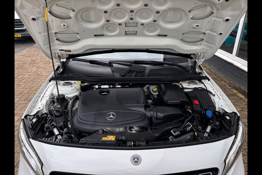 Mercedes-Benz GLA 180 Premium | AMG Pakket | Night Pakket | Pano | Achterruitrij Camera | Stoelverwarming