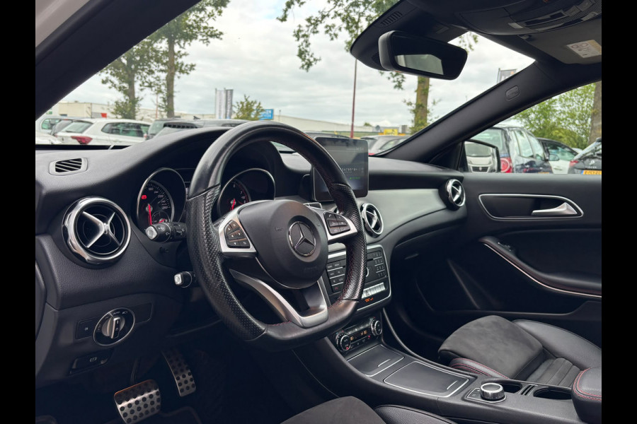 Mercedes-Benz GLA 180 Premium | AMG Pakket | Night Pakket | Pano | Achterruitrij Camera | Stoelverwarming
