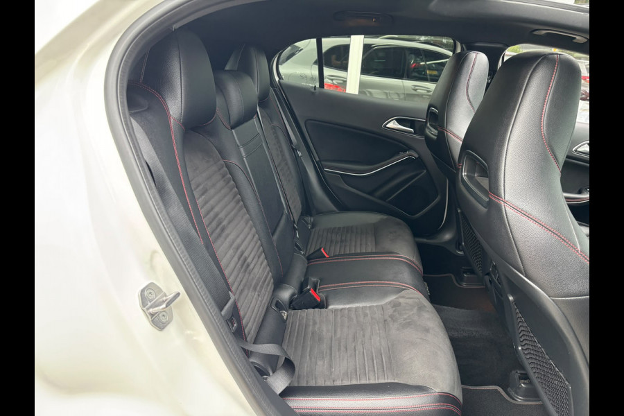 Mercedes-Benz GLA 180 Premium | AMG Pakket | Night Pakket | Pano | Achterruitrij Camera | Stoelverwarming