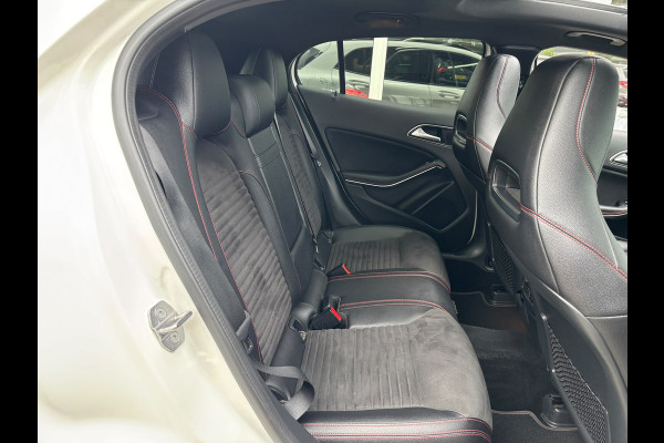 Mercedes-Benz GLA 180 Premium | AMG Pakket | Night Pakket | Pano | Achterruitrij Camera | Stoelverwarming