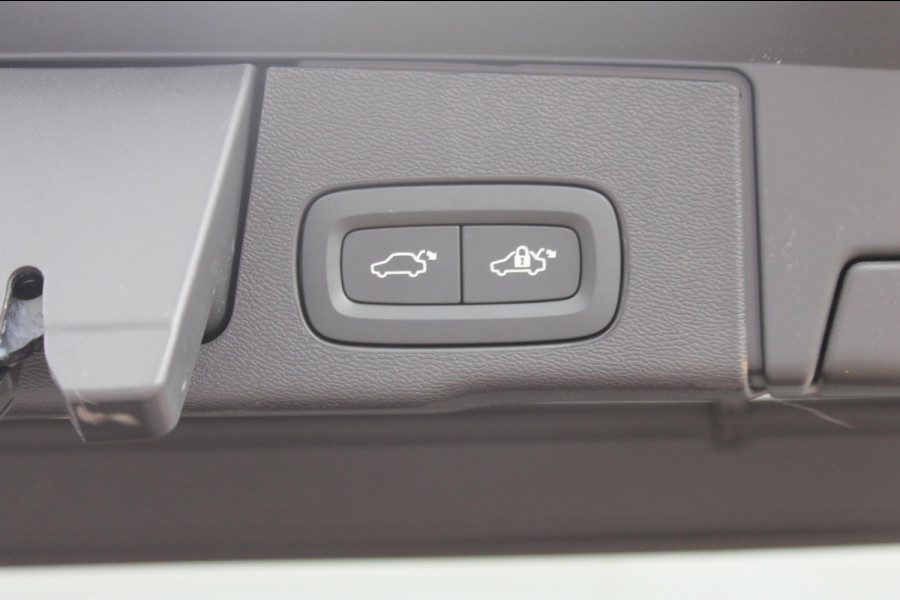 Volvo XC60 T8 455PK Automaat Plug-in hybrid AWD Plus Dark / Adaptieve Cruise control / Semi elektrisch wegklapbare trekhaak / 360 Camera / Stoel- en stuurverwarming / Panoramisch schuif-kanteldak / Elektrische achterklep / Elektrische stoelen met geheugen