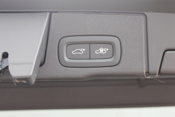 Volvo XC60 T8 455PK Automaat Plug-in hybrid AWD Plus Dark / Adaptieve Cruise control / Semi elektrisch wegklapbare trekhaak / 360 Camera / Stoel- en stuurverwarming / Panoramisch schuif-kanteldak / Elektrische achterklep / Elektrische stoelen met geheugen