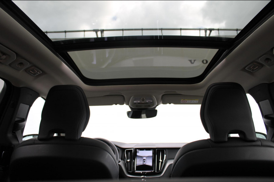Volvo XC60 T8 455PK Automaat Plug-in hybrid AWD Plus Dark / Adaptieve Cruise control / Semi elektrisch wegklapbare trekhaak / 360 Camera / Stoel- en stuurverwarming / Panoramisch schuif-kanteldak / Elektrische achterklep / Elektrische stoelen met geheugen