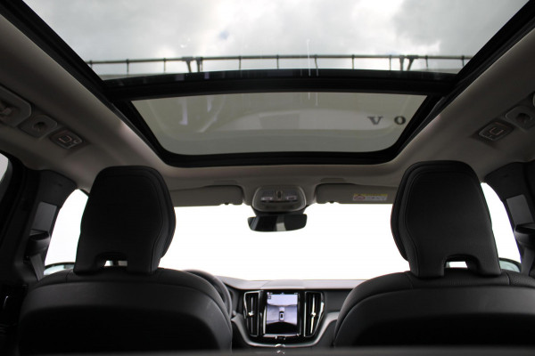 Volvo XC60 T8 455PK Automaat Plug-in hybrid AWD Plus Dark / Adaptieve Cruise control / Semi elektrisch wegklapbare trekhaak / 360 Camera / Stoel- en stuurverwarming / Panoramisch schuif-kanteldak / Elektrische achterklep / Elektrische stoelen met geheugen