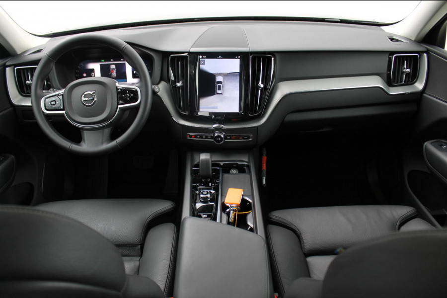 Volvo XC60 T8 455PK Automaat Plug-in hybrid AWD Plus Dark / Adaptieve Cruise control / Semi elektrisch wegklapbare trekhaak / 360 Camera / Stoel- en stuurverwarming / Panoramisch schuif-kanteldak / Elektrische achterklep / Elektrische stoelen met geheugen