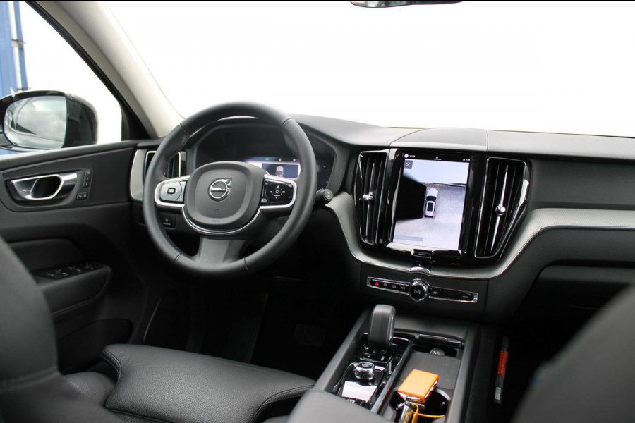 Volvo XC60 T8 455PK Automaat Plug-in hybrid AWD Plus Dark / Adaptieve Cruise control / Semi elektrisch wegklapbare trekhaak / 360 Camera / Stoel- en stuurverwarming / Panoramisch schuif-kanteldak / Elektrische achterklep / Elektrische stoelen met geheugen