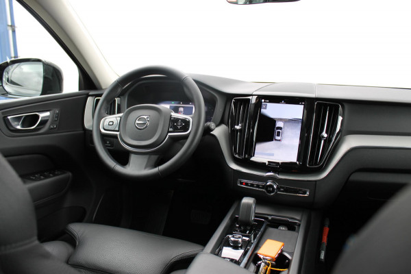 Volvo XC60 T8 455PK Automaat Plug-in hybrid AWD Plus Dark / Adaptieve Cruise control / Semi elektrisch wegklapbare trekhaak / 360 Camera / Stoel- en stuurverwarming / Panoramisch schuif-kanteldak / Elektrische achterklep / Elektrische stoelen met geheugen