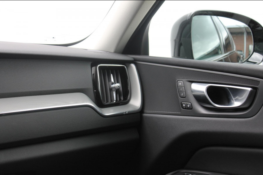 Volvo XC60 T8 455PK Automaat Plug-in hybrid AWD Plus Dark / Adaptieve Cruise control / Semi elektrisch wegklapbare trekhaak / 360 Camera / Stoel- en stuurverwarming / Panoramisch schuif-kanteldak / Elektrische achterklep / Elektrische stoelen met geheugen