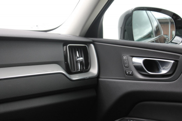 Volvo XC60 T8 455PK Automaat Plug-in hybrid AWD Plus Dark / Adaptieve Cruise control / Semi elektrisch wegklapbare trekhaak / 360 Camera / Stoel- en stuurverwarming / Panoramisch schuif-kanteldak / Elektrische achterklep / Elektrische stoelen met geheugen