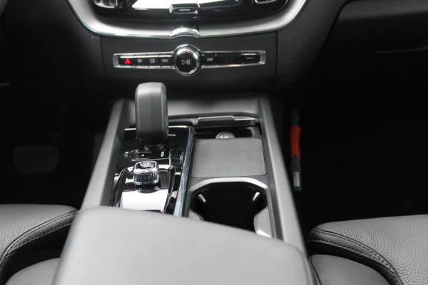 Volvo XC60 T8 455PK Automaat Plug-in hybrid AWD Plus Dark / Adaptieve Cruise control / Semi elektrisch wegklapbare trekhaak / 360 Camera / Stoel- en stuurverwarming / Panoramisch schuif-kanteldak / Elektrische achterklep / Elektrische stoelen met geheugen