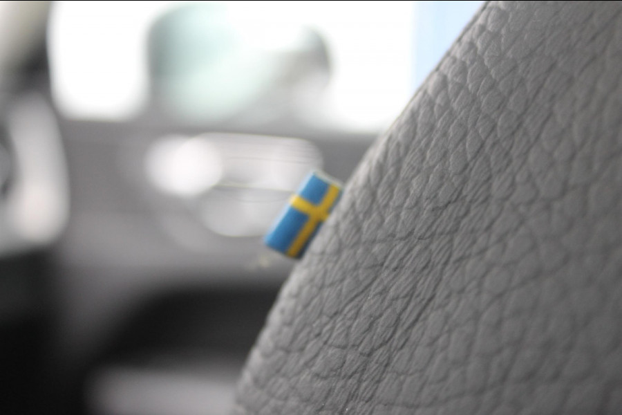 Volvo XC60 T8 455PK Automaat Plug-in hybrid AWD Plus Dark / Adaptieve Cruise control / Semi elektrisch wegklapbare trekhaak / 360 Camera / Stoel- en stuurverwarming / Panoramisch schuif-kanteldak / Elektrische achterklep / Elektrische stoelen met geheugen