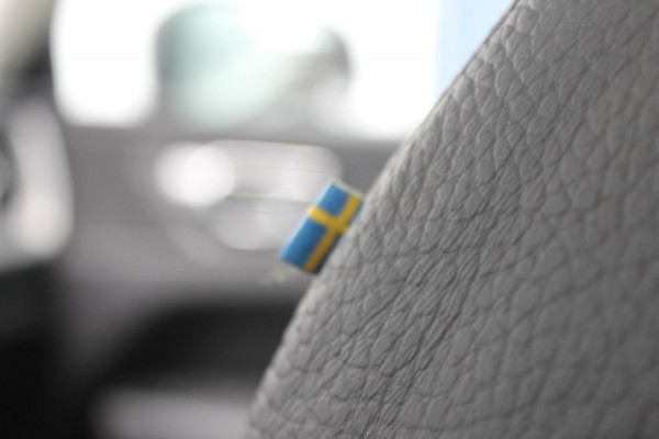 Volvo XC60 T8 455PK Automaat Plug-in hybrid AWD Plus Dark / Adaptieve Cruise control / Semi elektrisch wegklapbare trekhaak / 360 Camera / Stoel- en stuurverwarming / Panoramisch schuif-kanteldak / Elektrische achterklep / Elektrische stoelen met geheugen
