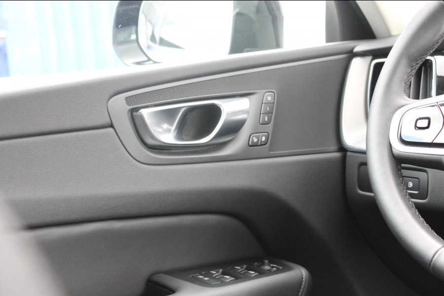 Volvo XC60 T8 455PK Automaat Plug-in hybrid AWD Plus Dark / Adaptieve Cruise control / Semi elektrisch wegklapbare trekhaak / 360 Camera / Stoel- en stuurverwarming / Panoramisch schuif-kanteldak / Elektrische achterklep / Elektrische stoelen met geheugen