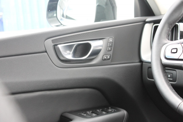 Volvo XC60 T8 455PK Automaat Plug-in hybrid AWD Plus Dark / Adaptieve Cruise control / Semi elektrisch wegklapbare trekhaak / 360 Camera / Stoel- en stuurverwarming / Panoramisch schuif-kanteldak / Elektrische achterklep / Elektrische stoelen met geheugen