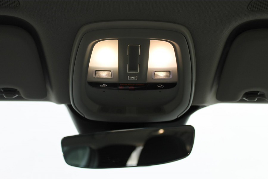 Volvo XC60 T8 455PK Automaat Plug-in hybrid AWD Plus Dark / Adaptieve Cruise control / Semi elektrisch wegklapbare trekhaak / 360 Camera / Stoel- en stuurverwarming / Panoramisch schuif-kanteldak / Elektrische achterklep / Elektrische stoelen met geheugen