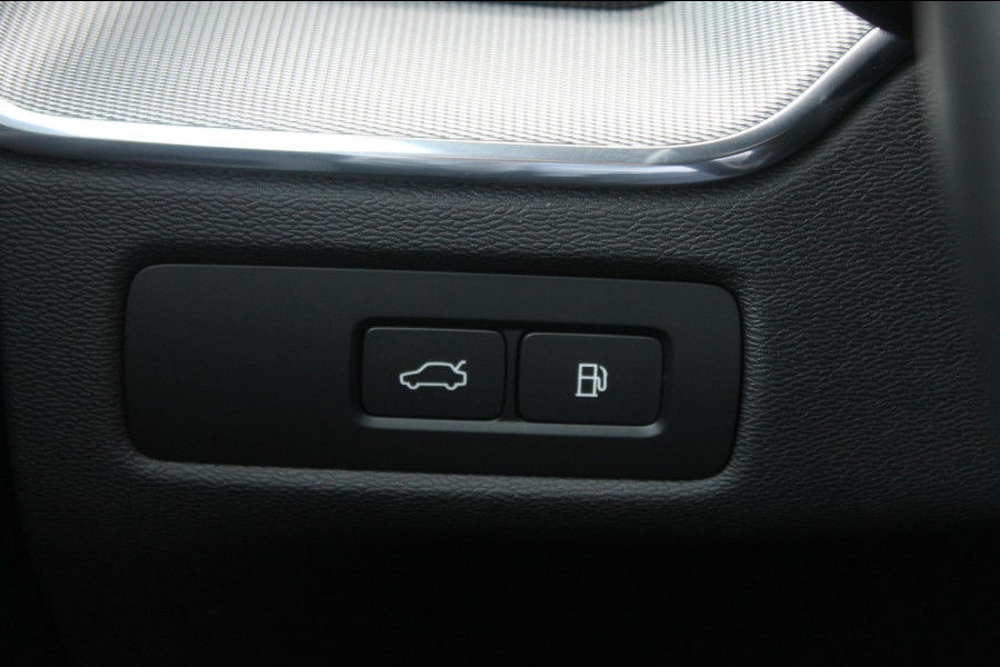 Volvo XC60 T8 455PK Automaat Plug-in hybrid AWD Plus Dark / Adaptieve Cruise control / Semi elektrisch wegklapbare trekhaak / 360 Camera / Stoel- en stuurverwarming / Panoramisch schuif-kanteldak / Elektrische achterklep / Elektrische stoelen met geheugen