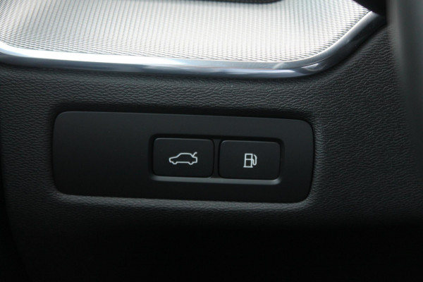Volvo XC60 T8 455PK Automaat Plug-in hybrid AWD Plus Dark / Adaptieve Cruise control / Semi elektrisch wegklapbare trekhaak / 360 Camera / Stoel- en stuurverwarming / Panoramisch schuif-kanteldak / Elektrische achterklep / Elektrische stoelen met geheugen