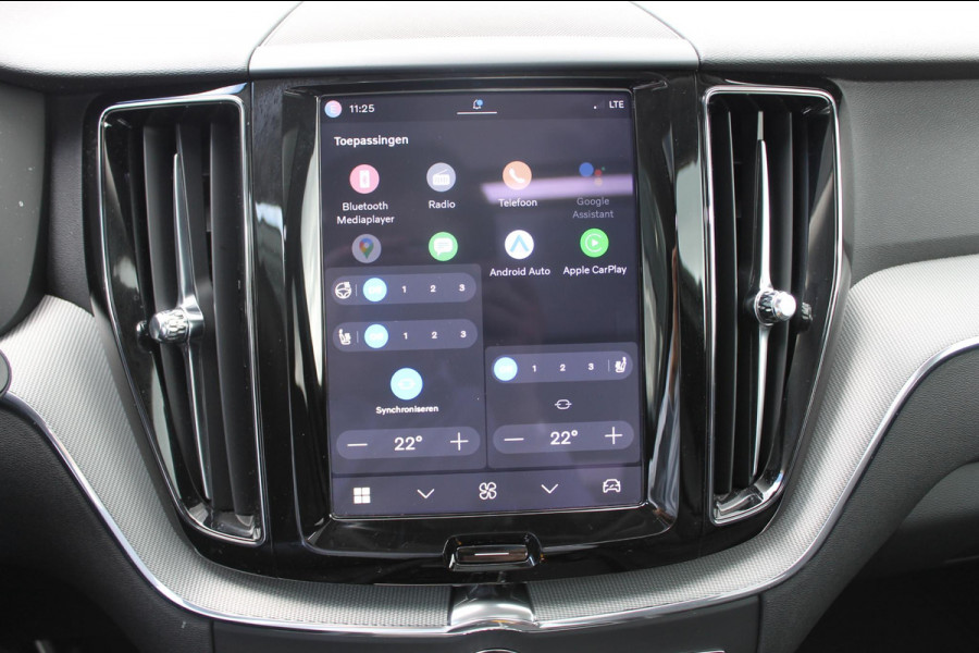 Volvo XC60 T8 455PK Automaat Plug-in hybrid AWD Plus Dark / Adaptieve Cruise control / Semi elektrisch wegklapbare trekhaak / 360 Camera / Stoel- en stuurverwarming / Panoramisch schuif-kanteldak / Elektrische achterklep / Elektrische stoelen met geheugen