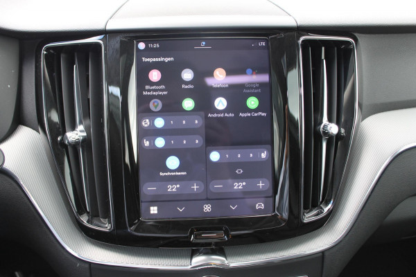 Volvo XC60 T8 455PK Automaat Plug-in hybrid AWD Plus Dark / Adaptieve Cruise control / Semi elektrisch wegklapbare trekhaak / 360 Camera / Stoel- en stuurverwarming / Panoramisch schuif-kanteldak / Elektrische achterklep / Elektrische stoelen met geheugen