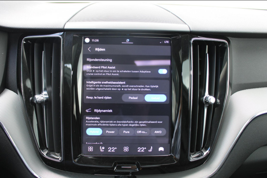Volvo XC60 T8 455PK Automaat Plug-in hybrid AWD Plus Dark / Adaptieve Cruise control / Semi elektrisch wegklapbare trekhaak / 360 Camera / Stoel- en stuurverwarming / Panoramisch schuif-kanteldak / Elektrische achterklep / Elektrische stoelen met geheugen
